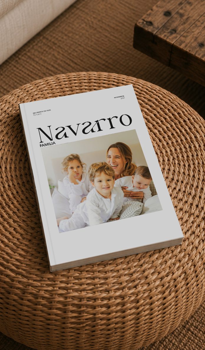 Revista Navarro sobre una mesa de fibras naturales