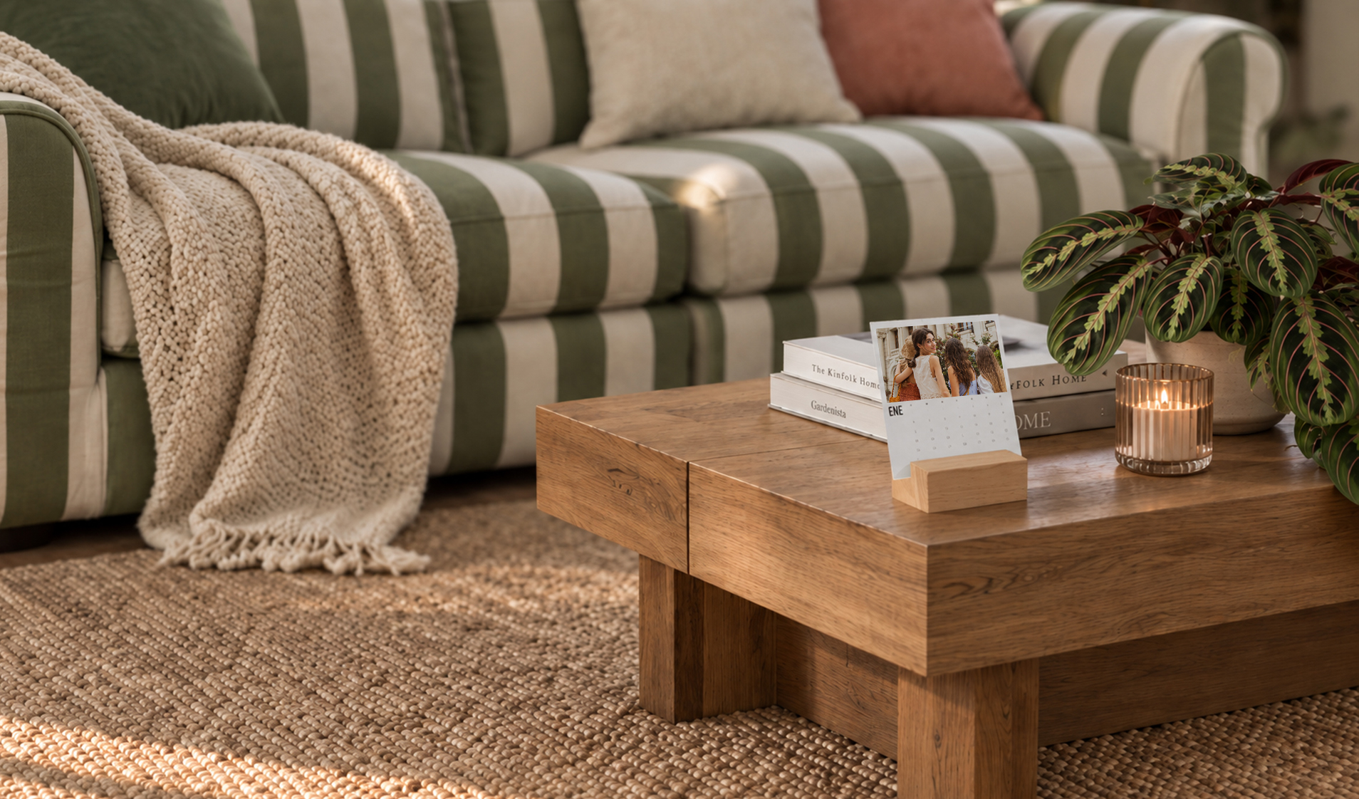 Calendario Lemare sobre una mesa de madera