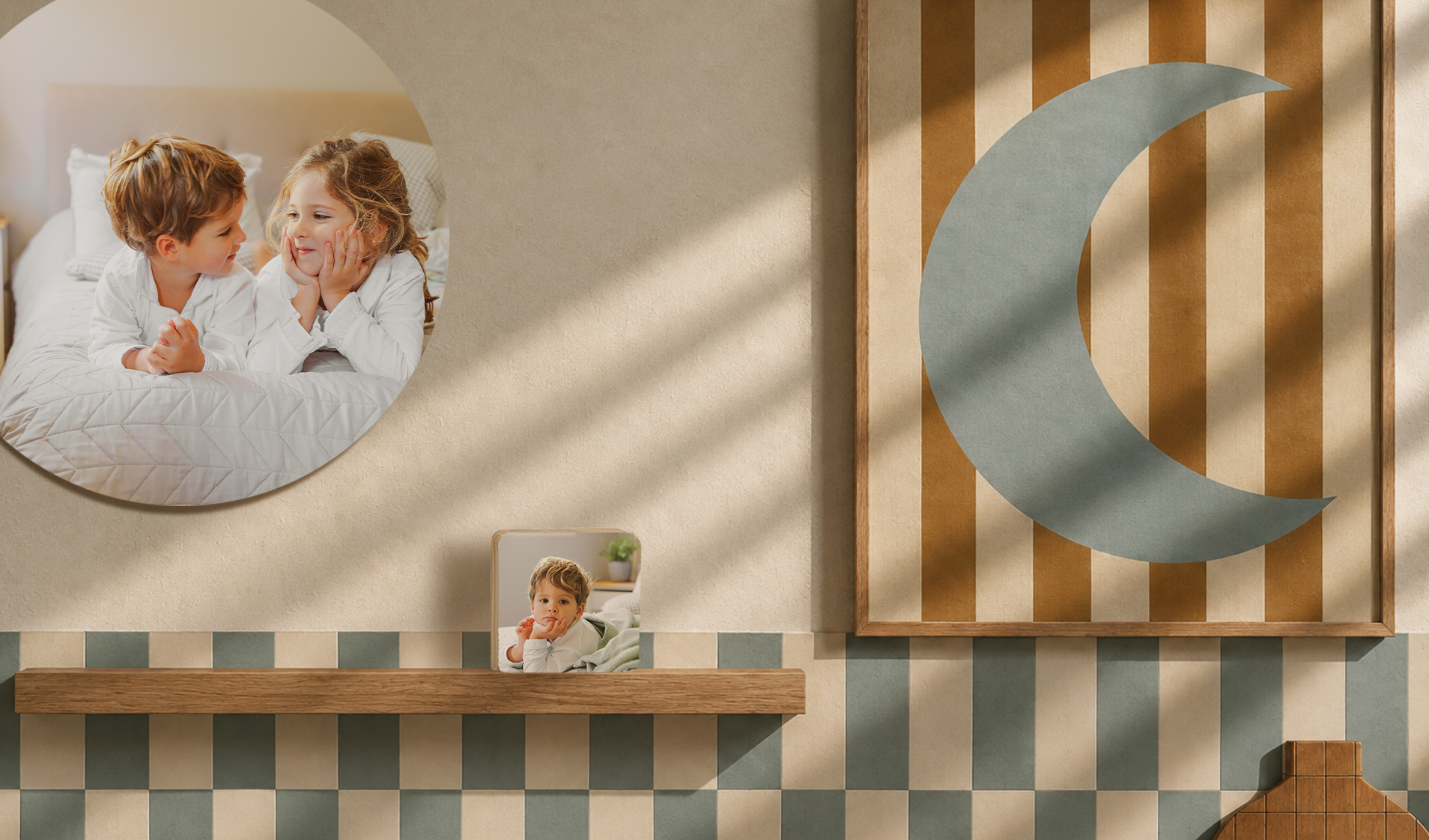 Marcos fotográficos Lemare sobre una pared y una repisa de madera